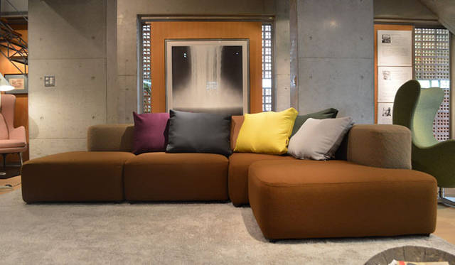 <strong>REPUBLIC OF FRITZ HANSEN STORE</strong>　専門店限定ソファ「minä perhonen×ALPHABET SOFA™」　青山店展示バージョン　価格｜125万円（税・送料別）