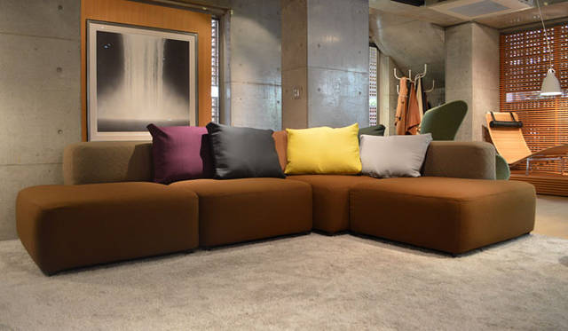 <strong>REPUBLIC OF FRITZ HANSEN STORE</strong>　専門店限定ソファ「minä perhonen×ALPHABET SOFA™」　青山店展示バージョン　価格｜125万円（税・送料別）