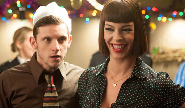 ブルース・ロバートの同僚、ソンレイ・レノックスには『リトル・ダンサー』(2000年)のジェイミー・ベル（左）　©2013 Lithium Picture Limited.