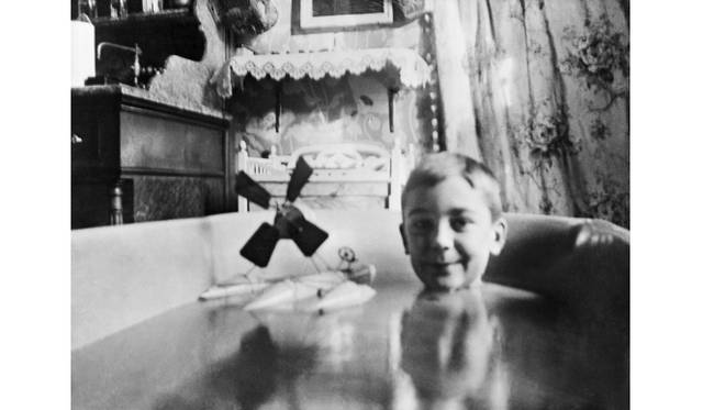 <strong>ART｜東京都写真美術館で『植田正治とジャック・アンリ・ラルティーグ－写真であそぶ－』</strong>　ぼくの空中プロペラ式水上滑走艇、板の上に取り付けた「ゴーモン・ブロックノート」カメラを使ってお風呂の中で撮った写真、シャッターはママンが切った、コルタンベール通り40番地、パリ、1904年 Photographie J H Lartigue ©Ministère de la Culture - France / AAJHL