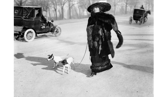 <strong>ART｜東京都写真美術館で『植田正治とジャック・アンリ・ラルティーグ－写真であそぶ－』</strong>　ジャック・アンリ・ラルティーグ「アンナ・ラ・プラドヴィナ」と呼ばれたアルレット・プレヴォー、連れている犬はシシとゴゴ、ブローニュの森の大通り、パリ、1911年 Photographie J H Lartigue ©Ministère de la Culture - France / AAJHL