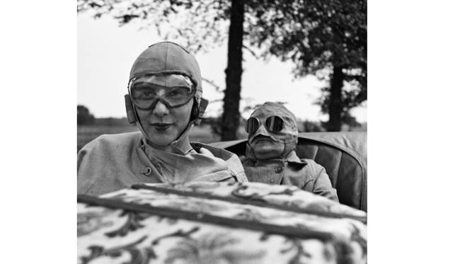 <strong>ART｜東京都写真美術館で『植田正治とジャック・アンリ・ラルティーグ－写真であそぶ－』</strong>　ジャック・アンリ・ラルティーグ ビビとマミー、オンフルール、1922年 6月Photographie J H Lartigue ©Ministère de la Culture - France / AAJHL