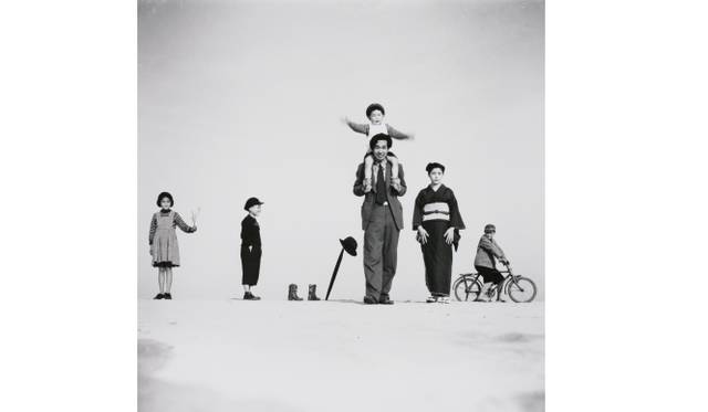 <strong>ART｜東京都写真美術館で『植田正治とジャック・アンリ・ラルティーグ－写真であそぶ－』</strong>　植田正治 パパとママとコドモたち(I) 1949年