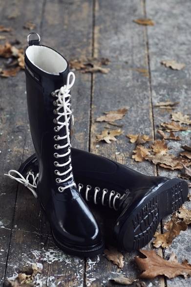 <strong>ILSE JACOBSEN HORNBAEK｜イルセ ヤコブセン・ホーンバック ポップアップストア</strong><br /><br />クラシック レースアップラバーブーツ（ロング）<br />色｜ブラック<br />価格｜2万3000円<br /><br />イルセ・ヤコブセン ポップアップストア<br />場所｜東急百貨店 本店<br />期間｜11月14日（木）～11月28日（木）<br />東京都渋谷区渋谷2-24-1<br />http://shop-bg.jp/ <br /><br />ベルグート<br />Tel.0561-76-9742<br />http://shop-bg.jp/ 