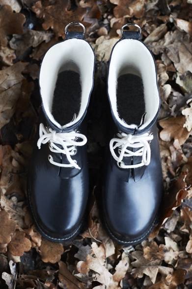 <strong>ILSE JACOBSEN HORNBAEK｜イルセ ヤコブセン・ホーンバック ポップアップストア</strong><br /><br />クラシック レースアップラバーブーツ（ショート）<br />色｜ブラック<br />価格｜1万7000円<br /><br />イルセ・ヤコブセン ポップアップストア<br />場所｜東急百貨店 本店<br />期間｜11月14日（木）～11月28日（木）<br />東京都渋谷区渋谷2-24-1<br /><br />ベルグート<br />Tel.0561-76-9742<br />http://shop-bg.jp/ 