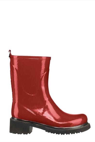 <strong>ILSE JACOBSEN HORNBAEK｜イルセ ヤコブセン・ホーンバック ポップアップストア</strong><br /><br />ラバーブーツ（ミドル）<br />色｜レッド<br />価格｜2万5000円<br /><br />イルセ・ヤコブセン ポップアップストア<br />場所｜東急百貨店 本店<br />期間｜11月14日（木）～11月28日（木）<br />東京都渋谷区渋谷2-24-1<br /><br />ベルグート<br />Tel.0561-76-9742<br />http://shop-bg.jp/ 