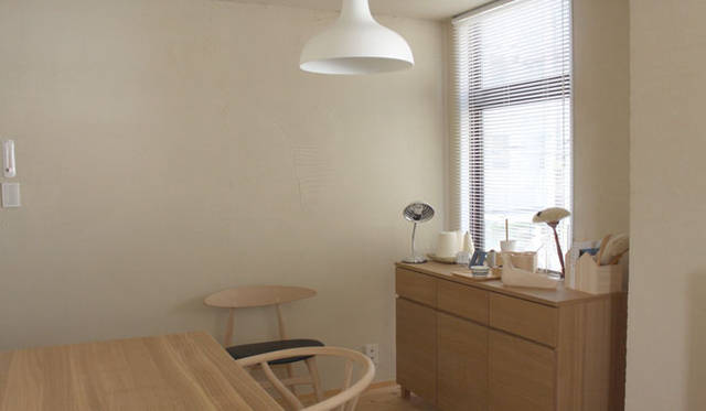 <strong>Yoko Ueno Lewis｜暮らしノート｜木と暮らす raw wood, slow life and less design </strong>　内装が九州の総天然杉の床、北海道の珪藻土（けいそうど）の壁というしつらえの部屋