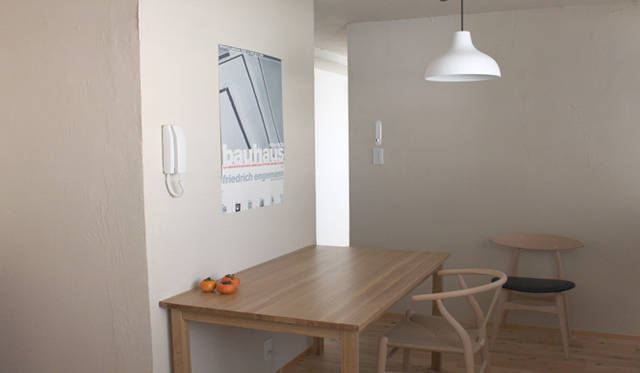 <strong>Yoko Ueno Lewis｜暮らしノート｜木と暮らす raw wood, slow life and less design </strong>　壁と天井に使われている珪藻土はMPパウダー