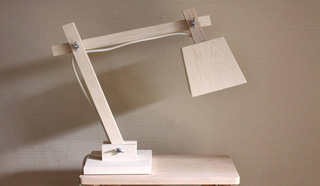 <strong>Yoko Ueno Lewis｜暮らしノート｜木と暮らす raw wood, slow life and less design </strong>　木のランプは3年越しにラブコールを送った末、storynorth（UK）から購入