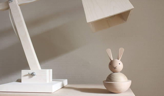 <strong>Yoko Ueno Lewis｜暮らしノート｜木と暮らす raw wood, slow life and less design </strong>　ラビットのオーナメントはビーチ（ぶな）とオーク（樫）でできた愛らしさのかたまり