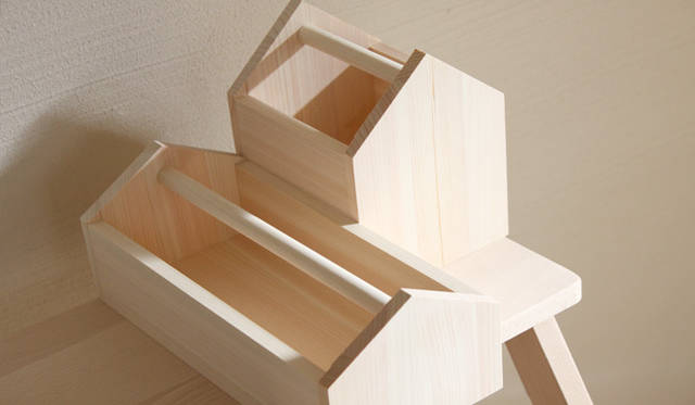 <strong>Yoko Ueno Lewis｜暮らしノート｜木と暮らす raw wood, slow life and less design </strong>　ハウス型のツールボックス（大小）