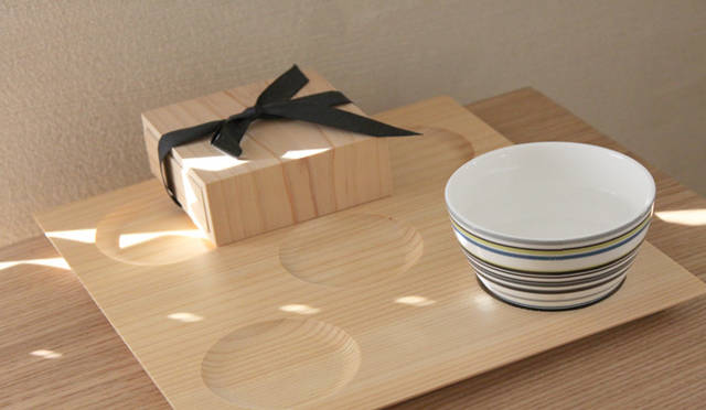 <strong>Yoko Ueno Lewis｜暮らしノート｜木と暮らす raw wood, slow life and less design </strong>　最近の自作の6つのサークルを削り込んだトレー