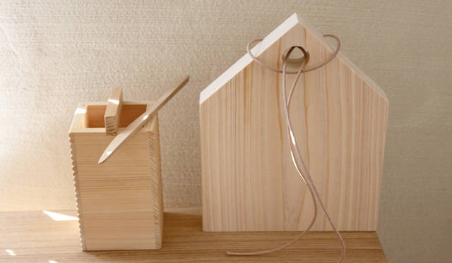 <strong>Yoko Ueno Lewis｜暮らしノート｜木と暮らす raw wood, slow life and less design </strong>　最近の自作のハウス型のカッティングボードとハブラシスタンド（または箸立て）とペーパーナイフ