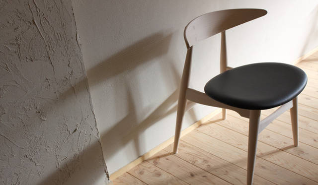 <strong>Yoko Ueno Lewis｜暮らしノート｜木と暮らす raw wood, slow life and less design </strong>　ハンス・ウェグナー(Hans Wegner)のWishbone Chair （Yチェア・1944年）