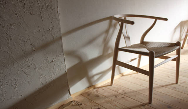 <strong>Yoko Ueno Lewis｜暮らしノート｜木と暮らす raw wood, slow life and less design </strong>　ハンス・ウェグナー(Hans Wegner)のダイニングチェア（CH33P ・1957年）