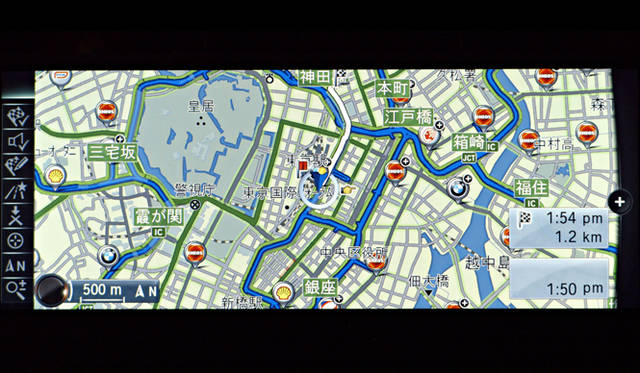 運転中でも電話でオペレーターに目的地を伝えると、検索した結果を車内のナビに転送、そのままナビゲーションを開始することができる