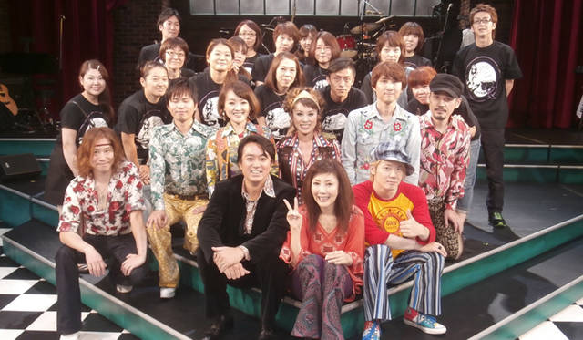 出演者とスタッフの集合写真