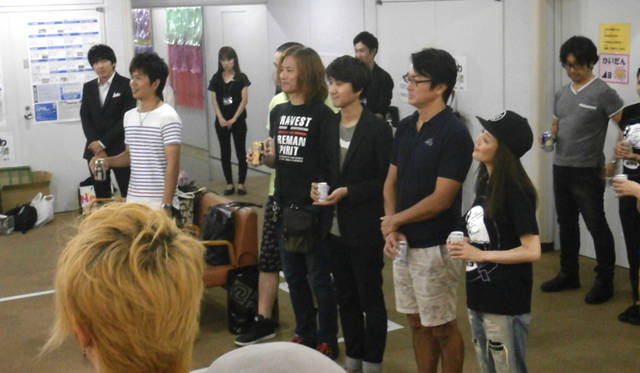 公演初日、キャスト、スタッフ全員で乾杯