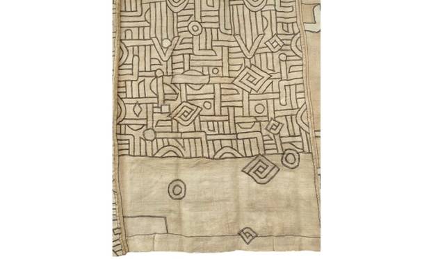 <strong>ART｜山梨県でキュレーターズ・セレクション007 『キース・ヘリングの記号性 vol.2』展</strong>　コンゴ民主共和国の民族クバ／《ロング・ンチャク》 (制作年不明), ラフィアヤシ・テキスタイル 458×91cm アフリカンアートミュージアム蔵