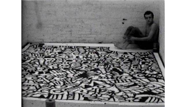 <strong>ART｜山梨県でキュレーターズ・セレクション007 『キース・ヘリングの記号性 vol.2』展</strong>　キース・ヘリング／《Painting Myself into a Corner》 (1979年), ビデオ,33min キース・ヘリング財団蔵 © Keith Haring Foudation