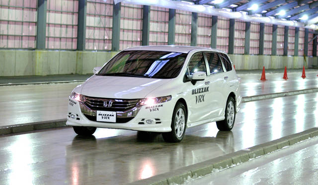 加速後30km/hに速度を保ち、同一ポイントでブレーキング。旧モデルに対して、「予想よりもクルマ1台分手前で止まる」と表現しても大げさではない制動距離を発揮