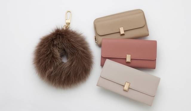 <strong>Chloé｜クロエからクリスマスコレクション2013が登場</strong>　（画像左）SPECIAL GIFTS key ring 6万5100円、（画像右上）SPECIAL GIFTS zip wallet [W19×H10×D1.5cm] 　7万350円、（画像右中央と下）SPECIAL GIFTS flap wallet [W19×H9.5×D1.5cm]　6万6150円