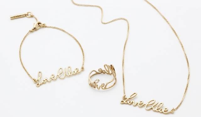 <strong>Chloé｜クロエからクリスマスコレクション2013が登場</strong>　（左から）LOVE CHLOE bracelet 2万2050円、LOVE CHLOE ring 2万5200円、LOVE CHLOE necklace 2万5200円
