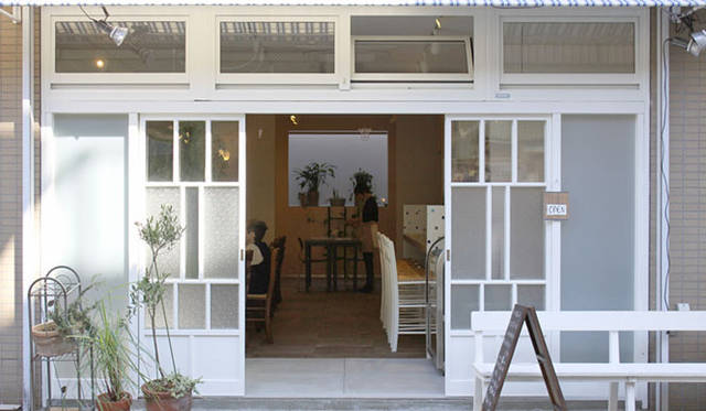 <strong>cafe＆gallery｜カフェ＆ギャラリー</strong>　「フロマエcafé＆ギャラリー」　地域に溶け込み、肩ひじ張らないグリーンなカフェ