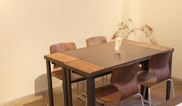 <strong>cafe＆gallery｜カフェ＆ギャラリー</strong>　「フロマエcafé＆ギャラリー」　設計担当のGN建築デザイン室前田氏のデザインによる古材のテーブル