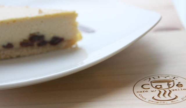 <strong>cafe＆gallery｜カフェ＆ギャラリー</strong>　「フロマエcafé＆ギャラリー」　デリプレートは四国土佐の四万十ひのきの間伐材を使ったプレートで提供される。ロゴデザインとプレートデザインはデザイナーYoko Ueno Lewisさんによるもの