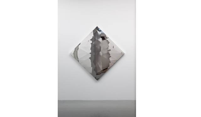 <strong>ART｜小牟田悠介個展『Color Unfolds』</strong>　小牟田悠介 《Plane_Ladybird》2012年、ステンレス、169.5 x 169.5 x 4.5 cm撮影: 表恒匡 | SANDWICH