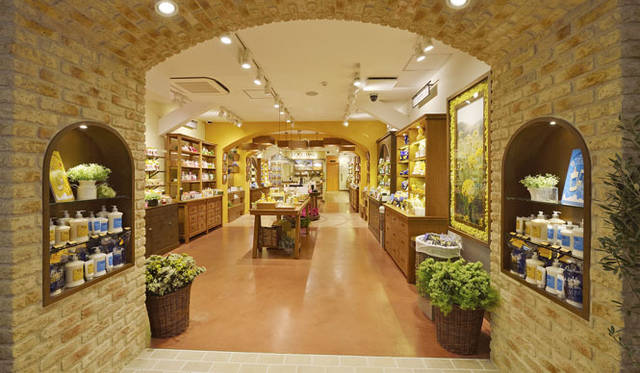 <strong>L’OCCITANE｜ロクシタン</strong>　「ロクシタン 新宿店 ヴォヤージュ・アン・プロヴァンス」1階