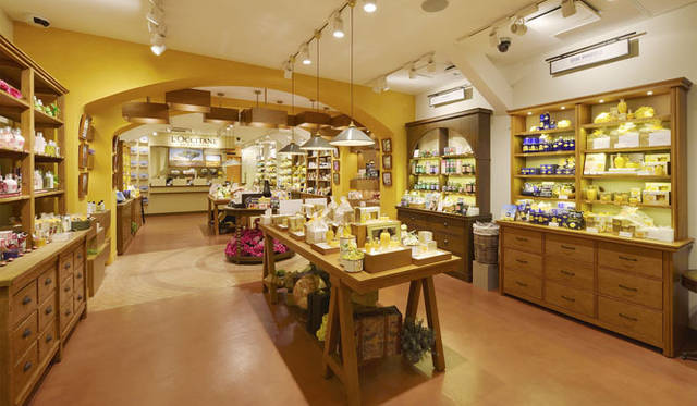 <strong>L’OCCITANE｜ロクシタン</strong>　「ロクシタン 新宿店 ヴォヤージュ・アン・プロヴァンス」1階
