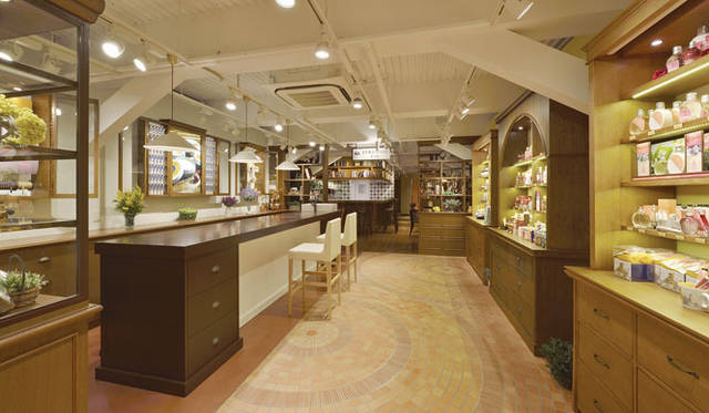 <strong>L’OCCITANE｜ロクシタン</strong>　「ロクシタン 新宿店 ヴォヤージュ・アン・プロヴァンス」2階
