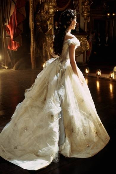 <strong>SWAROVSKI｜スワロフスキーの歴史を紐解く「SWAROVSKI SPARKLING SECRETS」展を開催</strong><br />映画『オペラ座の怪人』着用されたドレス