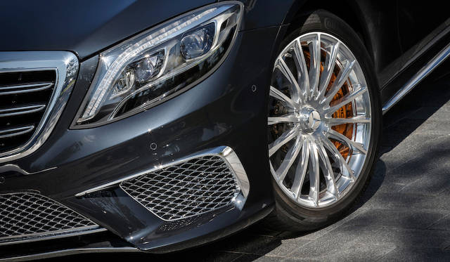 AMG高光沢セラミック マルチスポーク アルミホイールを装備。サイズはフロントが8.5×20、リアが9.5×20