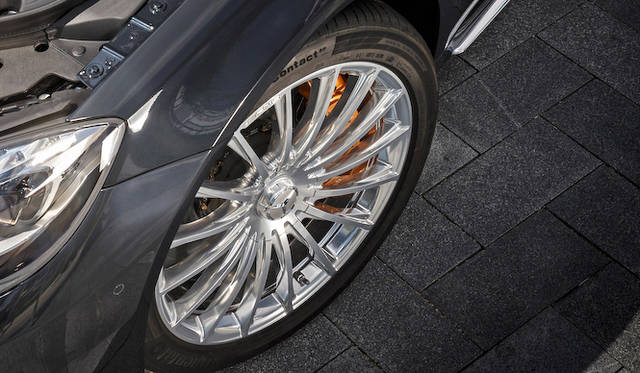 AMG高光沢セラミック マルチスポーク アルミホイールを装備。サイズはフロントが8.5×20、リアが9.5×20