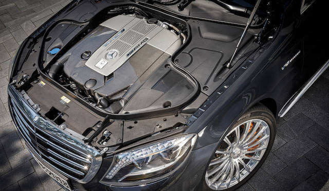 V12ツインターボから、最高出力463kW（630ps）と最大トルク1,000Nm（102kgm）を発生。エンジンのカバーはカーボン製だ
