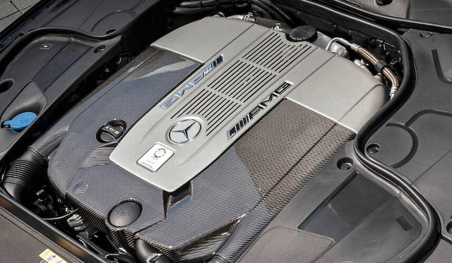 V12ツインターボから、最高出力463kW（630ps）と最大トルク1,000Nm（102kgm）を発生。エンジンのカバーはカーボン製だ