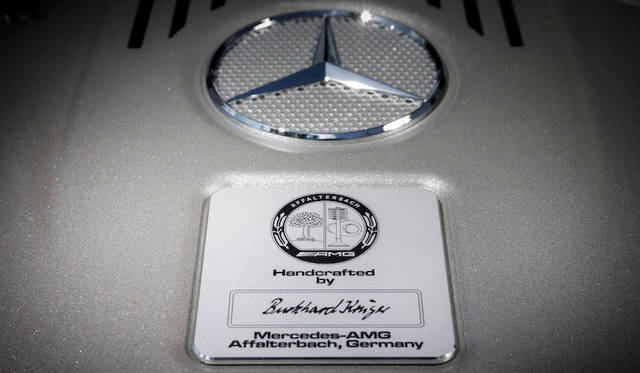 一基を1人の職人がくみあげてゆくAMGのエンジンには、サインが記される
