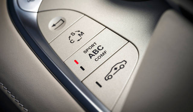 奥が、Controlled Efficiency＝効率性優先「C」、Sport＝スポーツ 「S」 、Manual＝マニュアル 「M」、の3つドライビングモードを設定するトグルボタン。手前がアクティブボディコントロールの設定ボタンだ