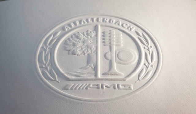 肘掛け分にはAMGのエンブレムがほどこされる