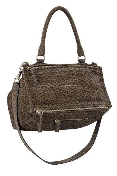 <strong>GIVENCHY BY RICCARDO TISCI｜メンズ、ウィメンズともに日本限定の新作バッグが登場</strong><br /><br />PANDORA<br />色｜ブラウン<br />サイズ｜W33×H22×D13.5 cm<br />価格｜22万500円<br /><br />サードカルチャー<br />Tel.03-5448-9138