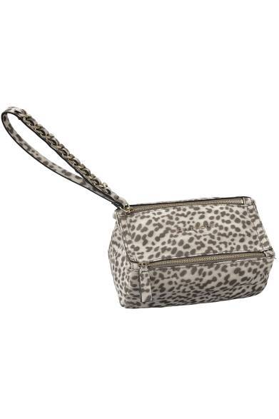 <strong>GIVENCHY BY RICCARDO TISCI｜メンズ、ウィメンズともに日本限定の新作バッグが登場</strong><br /><br />PANDORA POUCH<br />色｜ホワイト<br />サイズ｜W17×H8.5×D8.5 cm<br />価格｜7万7700円<br /><br /> サードカルチャー<br />Tel.03-5448-9138