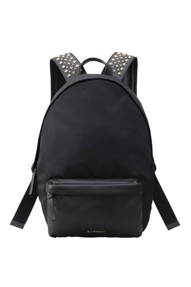 <strong>GIVENCHY BY RICCARDO TISCI｜メンズ、ウィメンズともに日本限定の新作バッグが登場</strong><br /><br />BACKPACK WITH STUDS <br />色｜パールゴールド<br />サイズ｜W30×H44×D18 cm <br />価格｜13万9650円<br /> <br />サードカルチャー<br />Tel.03-5448-9138