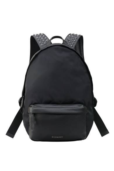 <strong>GIVENCHY BY RICCARDO TISCI｜メンズ、ウィメンズともに日本限定の新作バッグが登場</strong><br /><br />BACKPACK WITH STUDS <br />色｜ガンメタル<br />サイズ｜W30×H44×D18 cm <br />価格｜13万9650円<br /> <br />サードカルチャー<br />Tel.03-5448-9138