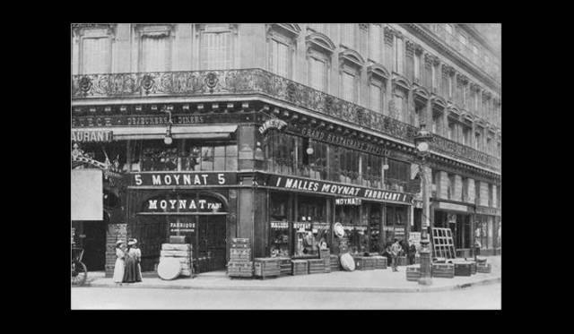 1869年、パリにオープンしたモワナの初のブティック。都市改造計画が完了したあとのパリで、オペラ通りの一番地に店舗を構えた