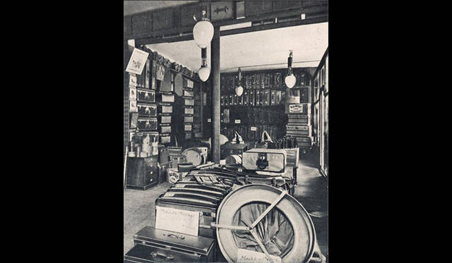 多くの賞を受賞したトランクがずらりと並ぶブティックの店内