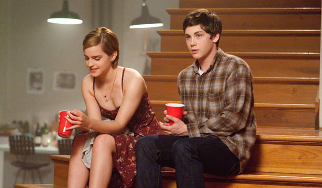 ローガン・ラーマン（右）演じるチャーリーが崇拝する初恋の人サムには、エマ・ワトソン　© 2013 Summit Entertainment, LLC. All Rights Reserved.