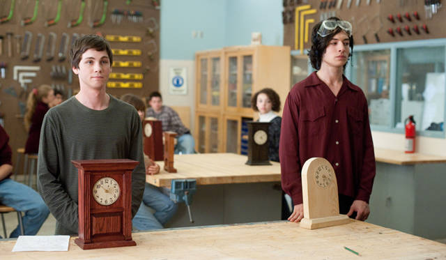 エキセントリックなパトリックには、『少年は残酷な弓を射る』でセンセーショナルな演技を披露した、個性派のエズラ・ミラー（右）をキャスティング　© 2013 Summit Entertainment, LLC. All Rights Reserved.